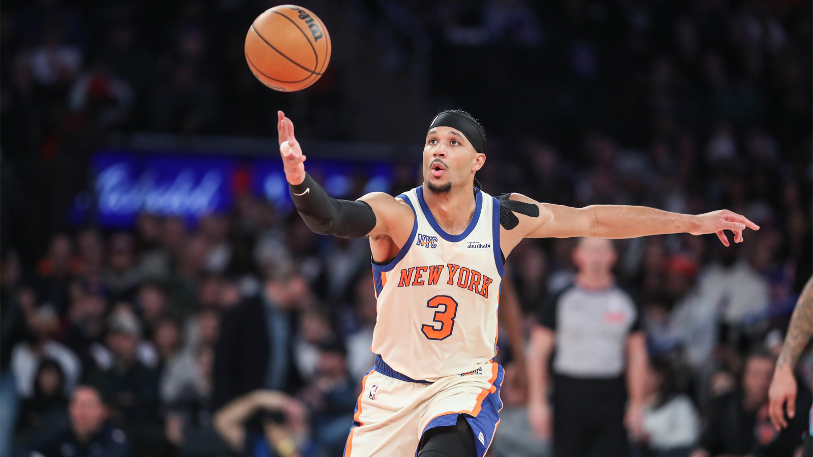 Watch Knicks’ Josh Hart absolutely cook Benny the Bull in air hockey