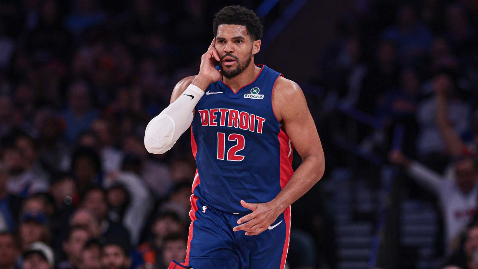Pistons’ Tobias Harris posterizes Julian Champagnie in 1st quarter
