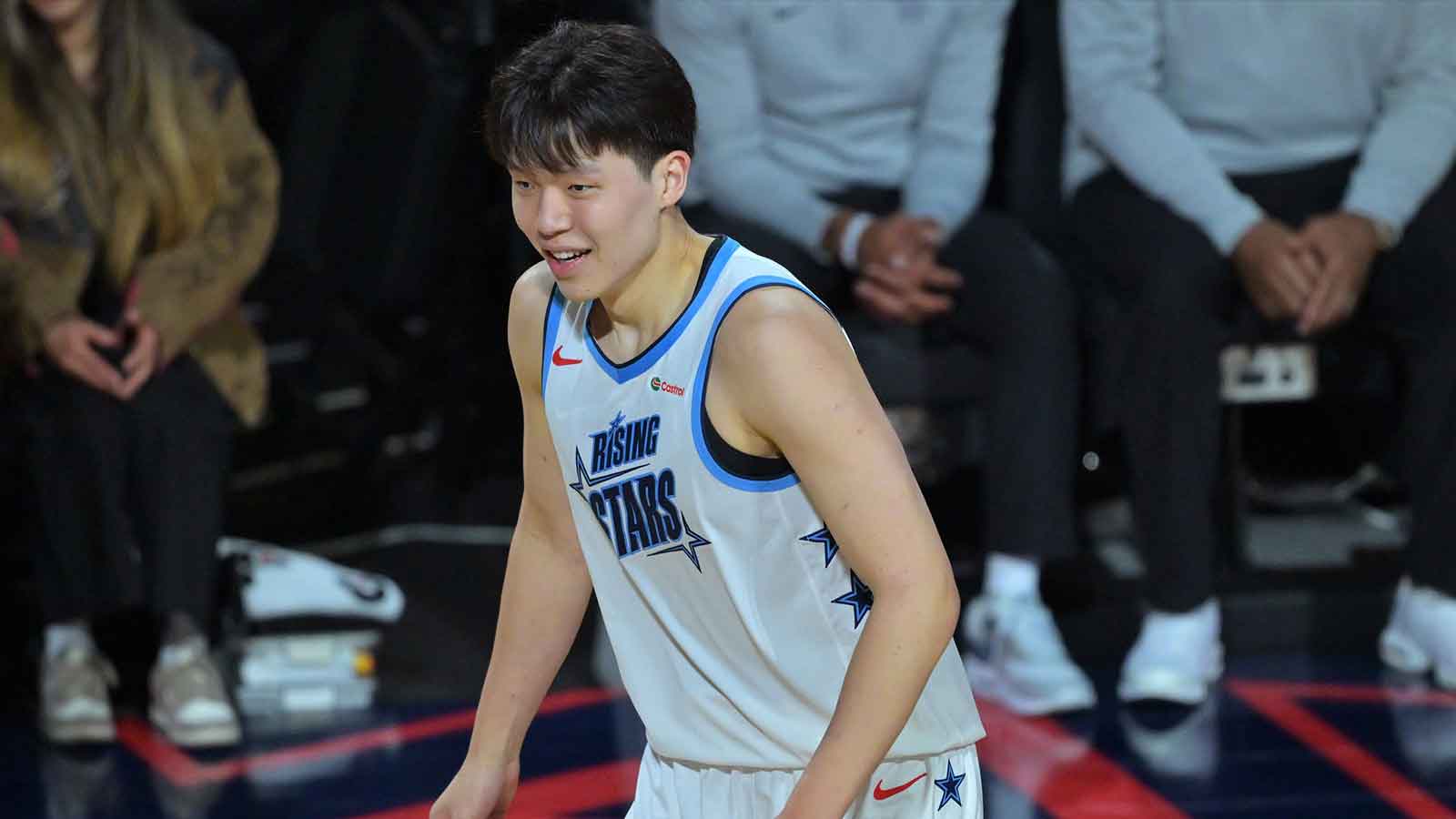 Blazers’ Yang Hansen fakes out Donovan Clingan for Rising Stars bucket